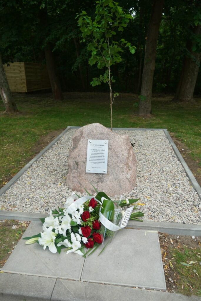 Odsłonięcie tablicy pamiątkowej i posadzenie dębu pamięci „Stanisław” w Szkole Podstawowej w Brzózem.